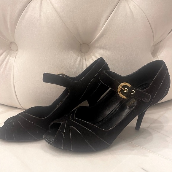 Authentic Louis Vuitton heels - Picture 4 of 11
